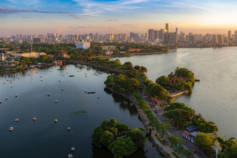 Riêng đoạn đường Thanh Niên, phố Quảng Khánh được giữ nguyên mặt cắt hiện trạng, đồng thời cải tạo vỉa hè, vườn hoa, công viên. Đoạn phố Từ Hoa, Yên Hoa, Lạc Long Quân thì giữ nguyên mặt cắt giao thông hiện trạng, chỉ cải tạo vỉa hè.