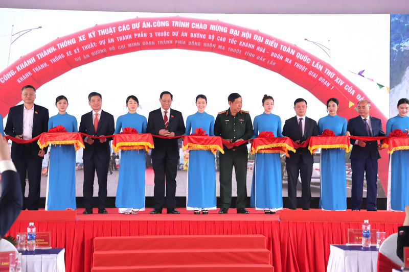 UBND tỉnh Đắk Lắk tổ chức lễ thông xe kỹ thuật, khánh thành các dự án đường giao thông trọng điểm. Ảnh: Vũ Long