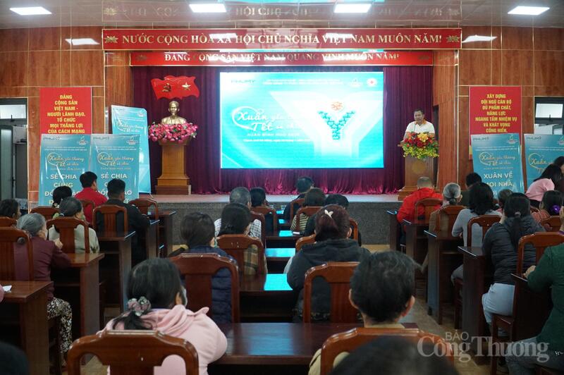 Mang xuân yêu thương, Tết sẻ chia đến với các hộ nghèo, hộ khó khăn tại xã Hòa Tiến, TP. Đà Nẵng.