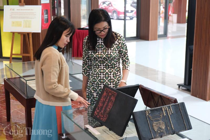 Nhiều đoàn khách tới tham quan không gian di sản tư liệu thế giới của Việt Nam.