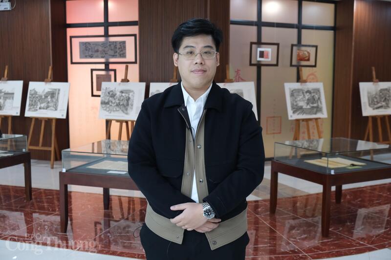 Anh Ninh Quốc Văn bày tỏ niểm tự hào khi tham quan khu trưng bày.