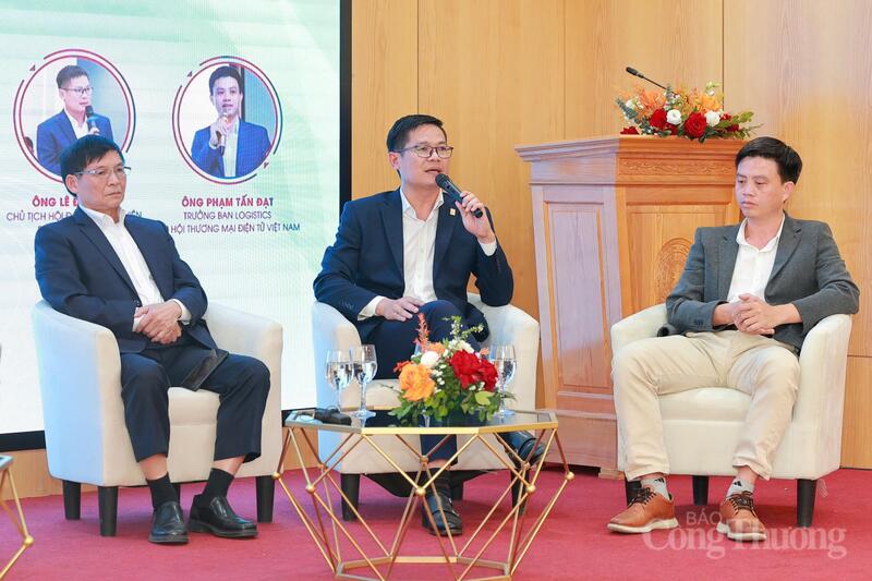 Ông Lê Đức Huy - Phó Chủ tịch Hiệp hội Cà phê - Ca cao Việt Nam, Chủ tịch Hội đồng thành viên Simexco Đắk Lắk (giữa) trao đổi tại Okvip69 Đăng ký cá cược. Ảnh: Quỳnh Trang