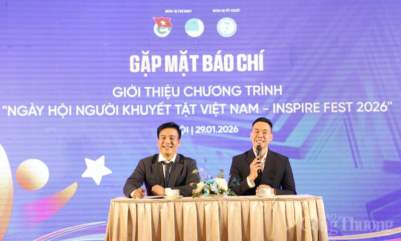 Giám đốc Công ty Cổ phần Truyền thông và Dịch vụ JMB Việt Nam Bùi Mạnh Hà (phải) chia sẻ thông tin tại họp báo