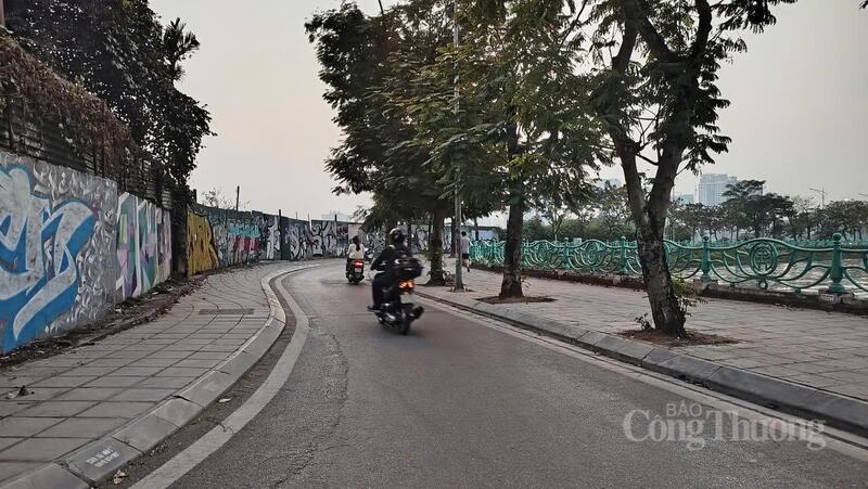 Một đoạn đường "nút cổ chai" ở phố Quảng Bá.