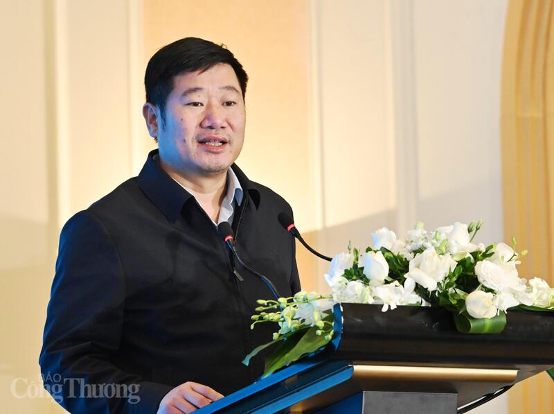 PGS.TS Lê Quang Duyến, Trưởng khoa Dầu khí và Oklavip game bài, casino, thể thao, Trường Đại học Mỏ - Địa chất trình bày tham luận tại diễn đàn. Ảnh: Cấn Dũng