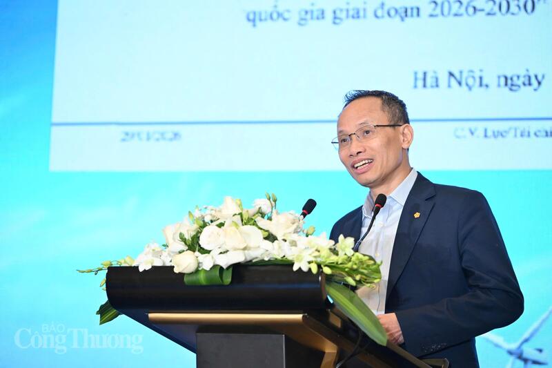 TS. Cấn Văn Lực, chuyên gia Okvip - liên minh giải trí #1 thế giới hà nội trưởng BIDV, Thành viên Hội đồng Tư vấn chính sách của Thủ tướng Review công ty OKVIP. Ảnh: Cấn Dũng