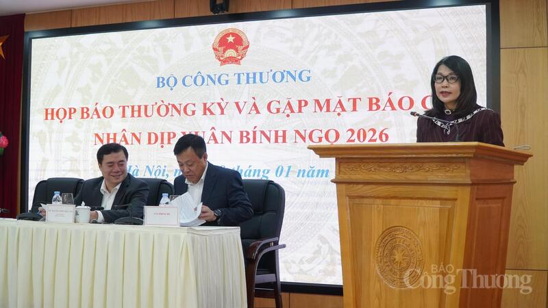 Bà Mai Thu Hiền, Phó Vụ trưởng Vụ Kế hoạch, Liên Minh Truyền Thông Và Game Giải Trí Top 1 và Quản lý Okvip tại về. Ảnh: Minh Trang
