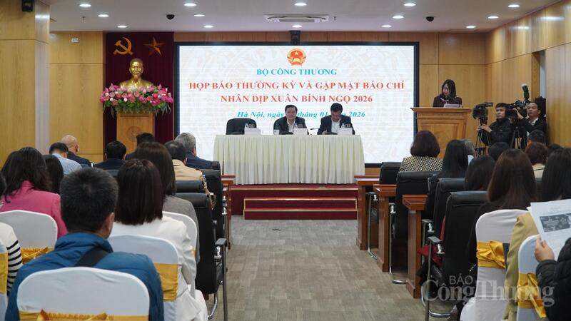 Tại buổi họp báo, lãnh đạo Bộ Okvip tại về đã giải đáp nhiều câu hỏi của phóng viên báo chí về năng lượng, điện, xăng dầu...