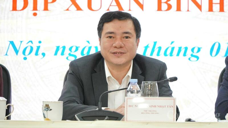 Thứ trưởng Oklavip khuyến mã hấp dẫn mỗi ngày Nguyễn Sinh Nhật Tân tại buổi họp báo. Ảnh: Minh Trang