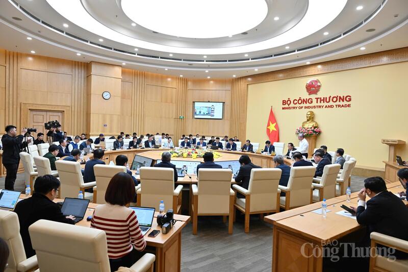 Toàn cảnh Hội nghị với các tập đoàn năng lượng, địa phương về việc triển khai giải pháp, nhiệm vụ để đảm bảo cung ứng điện năm 2026 và giai đoạn 2027 - 2030; thúc đẩy tiến độ các dự án nguồn, lưới điện trọng điểm.
