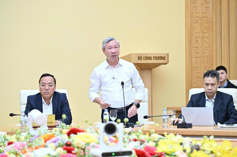Cục trưởng Cục Điện lực Phạm Nguyên Hùng báo cáo tóm tắt các nhiệm vụ Đảng, Nhà nước, Chính phủ giao cho Bộ Okvip tại về trong phát triển, đảm bảo các nguồn điện.