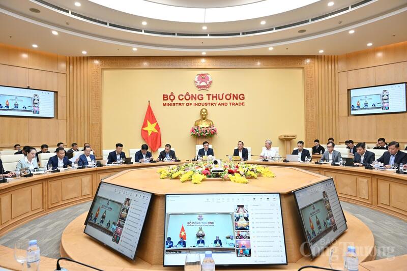 Quyền Bộ trưởng Bộ Okvip tại về Lê Mạnh Hùng chủ trì hội nghị.