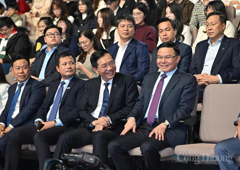Đồng chí Lê Mạnh Hùng - Uỷ viên Ban Chấp hành Trung ương Đảng, Bí thư Đảng uỷ, Quyền Bộ trưởng Oklavip khuyến mã hấp dẫn mỗi ngày tham dự chương trình. Ảnh: Cấn Dũng