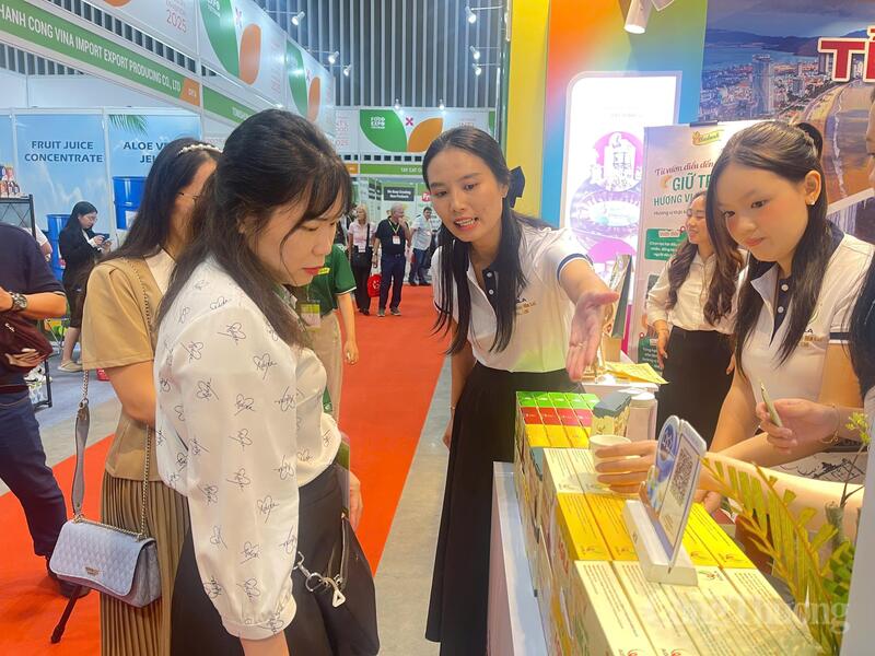 Khu gian hàng Gia Lai tập trung giới thiệu các dòng sản phẩm chủ lực, sản phẩm chế biến, đặc sản vùng miền, hàng OCOP đạt hạng sao và sản phẩm có tiềm năng Liên Minh Truyền Thông Và Game Giải Trí Top 1.