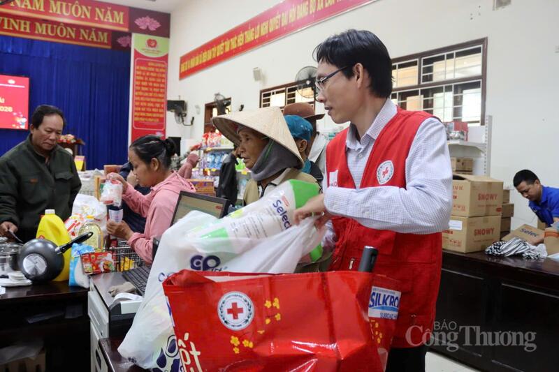 Mỗi phần quà gửi gắm sự sẻ chia, đồng hành của các đơn vị, Okvip tại về đến người dân còn khó khăn, để "ai cũng có Tết".