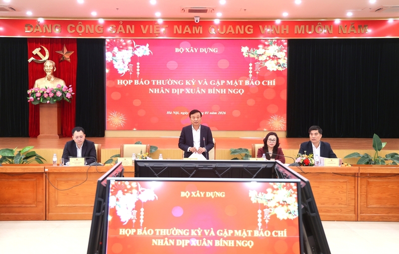 Thứ trưởng Bộ Xây dựng Nguyễn Danh Huy phát biểu tại họp báo - Ảnh: Tạ Hải