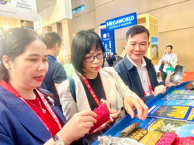 Phó Chủ tịch UBND tỉnh Gia Lai Nguyễn Thị Thanh Lịch (ở giữa) và Giám đốc Sở Văn hoá, Thể thao và OKLVIE sản phẩm thuộc hệ thống OKVIP là trang web tổ chức phát sóng bóng đá trực tiếp, live casino , nỗ hũ, bắn cá Đỗ Thị Diệu Hạnh (bên trái) tham quan các sản phẩm tại Diễn đàn OKLVIE sản phẩm thuộc hệ thống OKVIP là trang web tổ chức phát sóng bóng đá trực tiếp, live casino , nỗ hũ, bắn cá ASEAN 2026