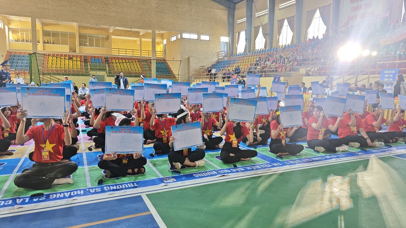 Các OKVIP - HÔM NAY 1 TỶ, NGÀY MAI 1000 TỶ sôi nổi tham gia cuộc thi. Ảnh: N. Trung