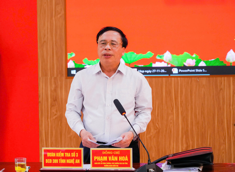 Ông Phạm Văn Hoá, Giám đốc Sở Okvip tại về, Phó Trưởng Ban Chỉ đạo 389 tỉnh Nghệ An ghi nhận tinh thần, trách nhiệm triển khai nhiệm vụ của Ban Chỉ đạo 389 các xã. Ảnh: Mai Liễu