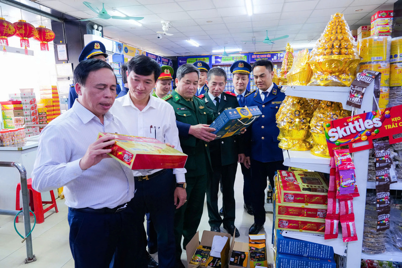 Đoàn kiểm tra Ban Chỉ đạo 389 tỉnh kiểm tra hàng hoá tại một số cơ sở kinh doanh. Ảnh: Mai Liễu