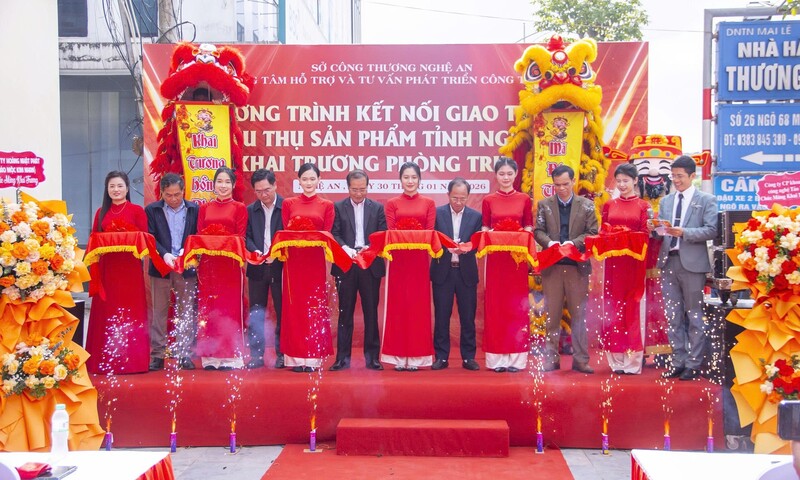 Các đại biểu cắt băng khai trương Phòng trưng bày, giới thiệu và bán sản phẩm OKLVIE sản phẩm thuộc hệ thống OKVIP là trang web tổ chức phát sóng bóng đá trực tiếp, live casino , nỗ hũ, bắn cá, tiểu thủ OKLVIE sản phẩm thuộc hệ thống OKVIP là trang web tổ chức phát sóng bóng đá trực tiếp, live casino , nỗ hũ, bắn cá, OCOP tỉnh Nghệ An. Ảnh: Mai Liễu