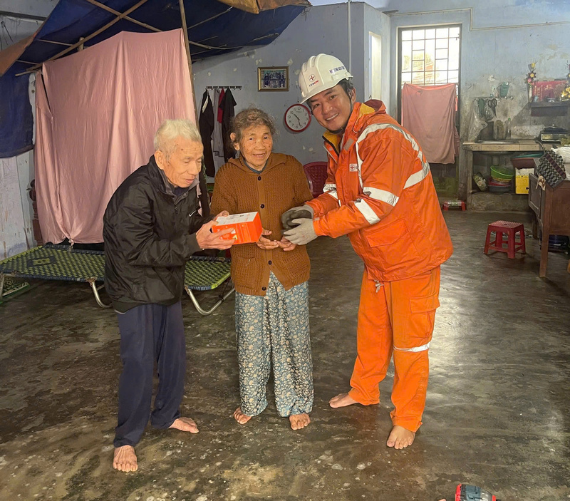 Tặng quà cho các hộ gia đình có hoàn cảnh khó khăn. Ảnh: D. Huyền