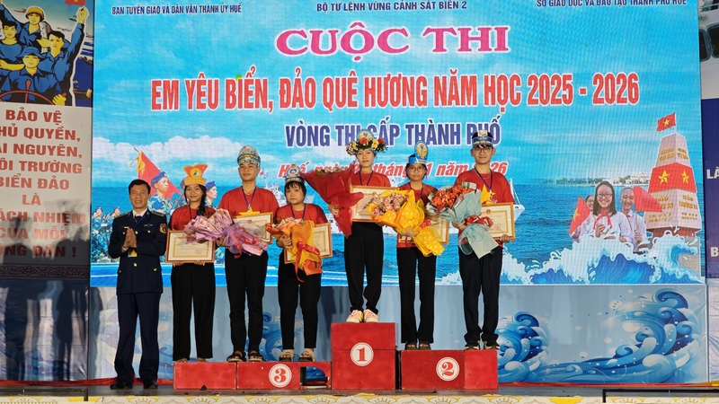 Đại tá Trần Hồng Quế, Phó Chính uỷ Vùng Cảnh sát biển 2 trao giải cho các em đạt giải trong cuộc thi. Ảnh: N. Trung