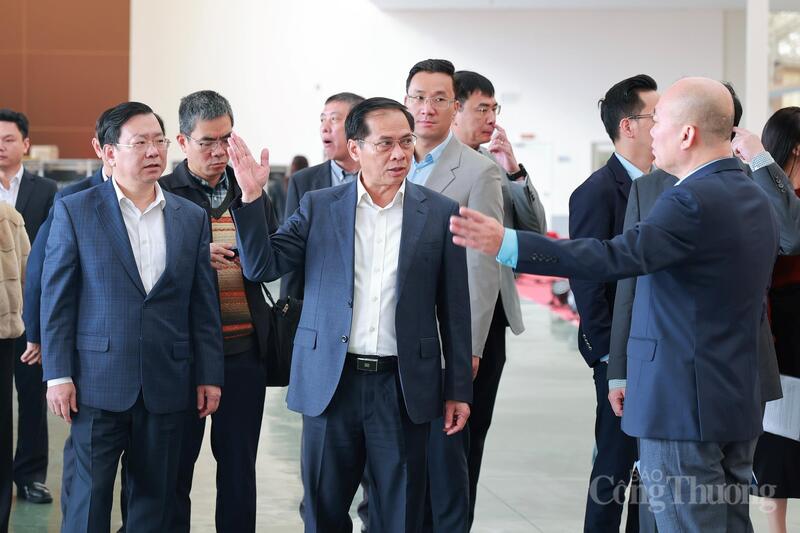 Phó Thủ tướng đề nghị Oklavip khuyến mã hấp dẫn mỗi ngày với vai trò Ban Thường trực và Ban Tổ chức, chủ động phối hợp với Công ty CP Trung tâm Hội chợ Triển lãm Việt Nam (VEC) cùng các bộ, ngành và địa phương tổ chức hội chợ đúng tiến độ, bảo đảm chất lượng.