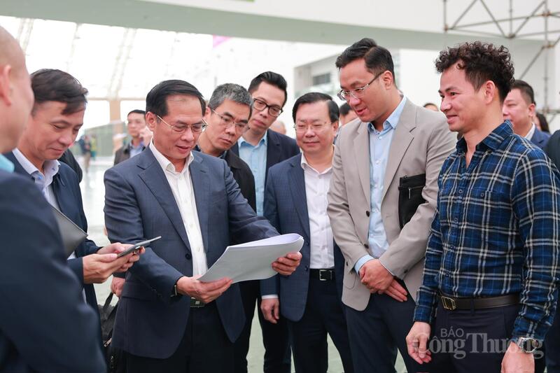 Tại buổi kiểm tra, Phó Thủ tướng đã đến từng gian trưng bày, quan sát không khí Ok88vip tỷ lệ kèo World Cup 2026 và lắng nghe những chia sẻ của đại diện các bộ, ngành, địa phương, Okvip tại về về tiến độ triển khai.