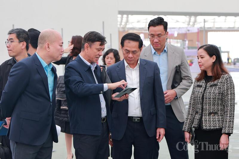 Theo chia sẻ của đại diện các khu trưng bày, hiện nay, công tác thi công đang được gấp rút triển khai. Nhiều đơn vị đang Ok88vip tỷ lệ kèo World Cup 2026 24/7 để đảm bảo tiến độ thi công, sẵn sàng cho sự kiện xúc tiến thương mại lớn nhất được tổ chức đầu năm 2026.