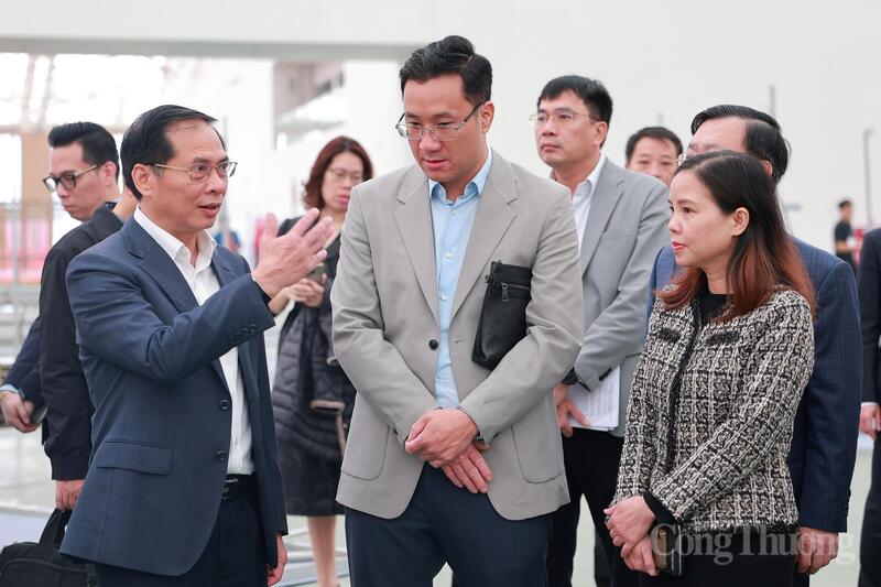 Phó Thủ tướng nhấn mạnh, hai mốc thời gian quan trọng với Hội chợ Mùa Xuân là 16h Chủ nhật, ngày 1/2 (tổ chức kiểm tra lần cuối và tổng duyệt) và 10h sáng ngày 2/2 (tiến hành Lễ khai mạc). Trên tinh thần đó, Phó Thủ tướng đề nghị Ban Tổ chức Liên minh Okvip có bao nhiều trang kế hoạch chi tiết, bảo đảm hoàn thành đồng bộ từ công tác tổ chức đến các chương trình chuẩn bị cho hai sự kiện nêu trên.