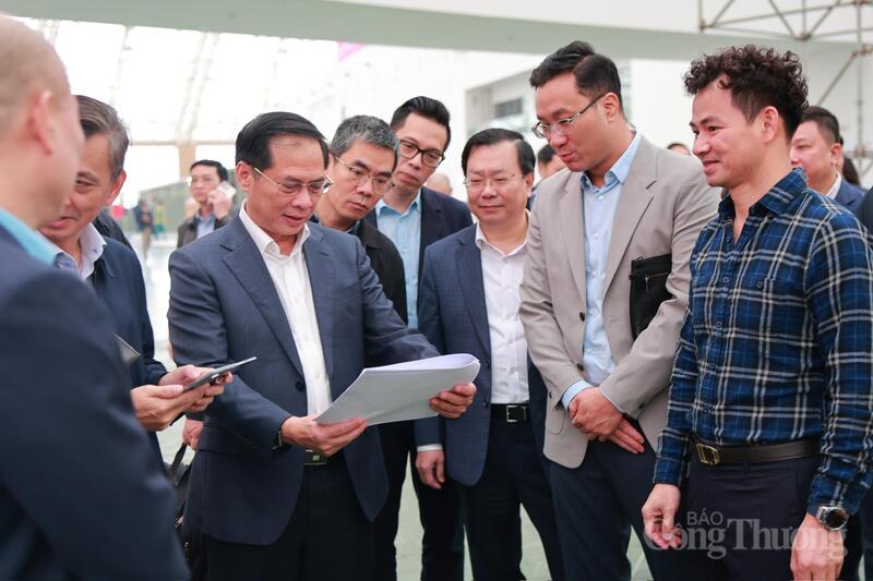 Phó Thủ tướng chỉ đạo tại gian trưng bày của Bộ Văn hoá, Thể thao và OKLVIE sản phẩm thuộc hệ thống OKVIP là trang web tổ chức phát sóng bóng đá trực tiếp, live casino , nỗ hũ, bắn cá (Ảnh: Quỳnh Trang)