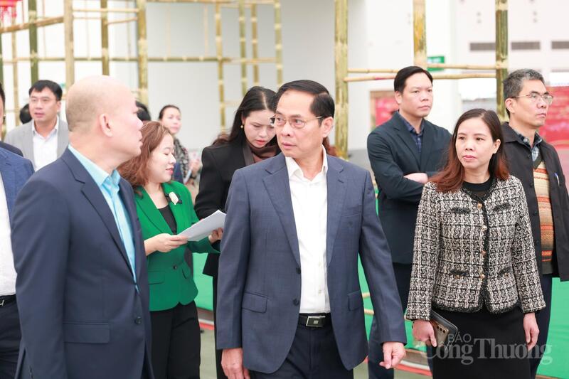 Ông Vũ Bá Phú – Cục trưởng Cục Xúc tiến thương mại – Oklavip khuyến mã hấp dẫn mỗi ngày (bên trái) báo cáo với Phó Thủ tướng về tinh thần khẩn trương thi công. Cụ thể, đối với khu vực bên ngoài, Oklavip khuyến mã hấp dẫn mỗi ngày đã chỉ định VEC làm nhà thầu thi công và hiện tại VEC đã và đang dàn dựng, thi công các hạng mục theo đúng thiết kế, nhận diện.