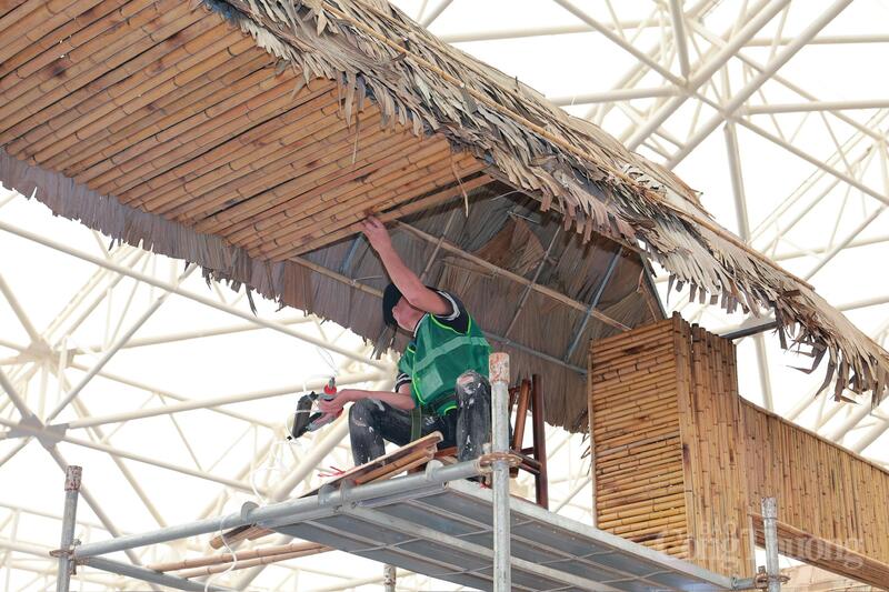 Không khí thi công khẩn trương tại các gian trưng bày. Tất cả đang được gấp rút triển khai để sẵn sàng cho Lễ khai mạc (9h sáng ngày 2/2/2026).