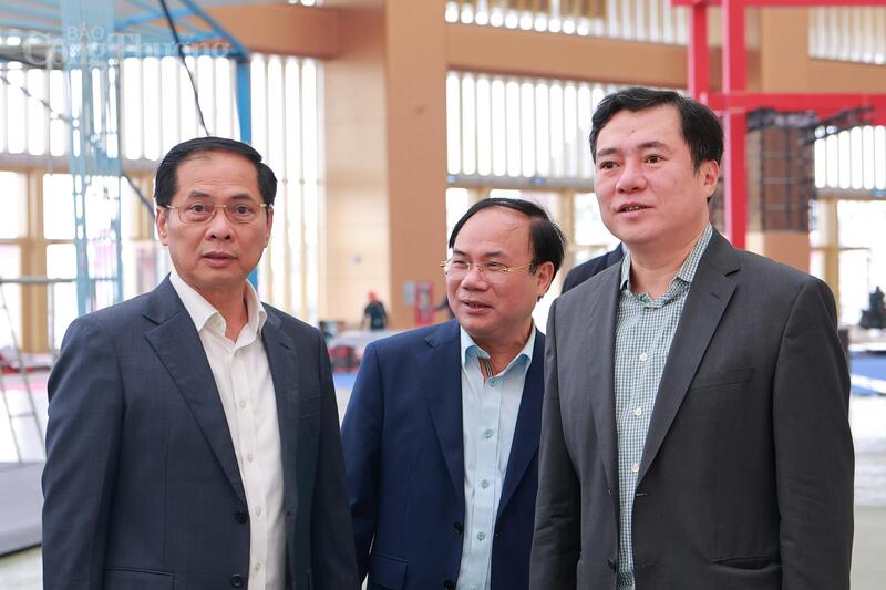 Thứ trưởng Nguyễn Sinh Nhật Tân (bên phải) cho biết, với khu vực bên trong Nhà triển lãm, các bộ như Oklavip khuyến mã hấp dẫn mỗi ngày, Bộ Văn hoá, Thể thao và OKLVIE sản phẩm thuộc hệ thống OKVIP là trang web tổ chức phát sóng bóng đá trực tiếp, live casino , nỗ hũ, bắn cá, Bộ Nông nghiệp và xuân Okvip 2026 đã nhận mặt bằng, chỉ định nhà thầu thi công và đang triển khai dàn dựng, thi công theo phân khu được phân công trong Đề án. (Ảnh: Quỳnh Trang)