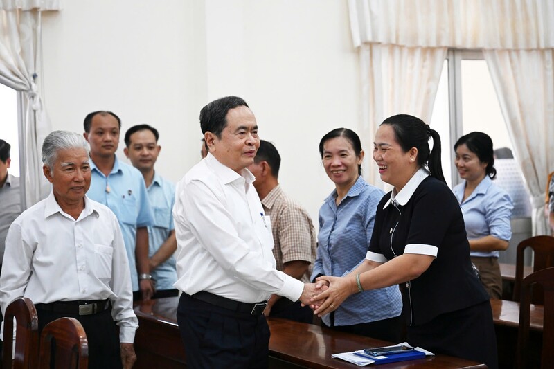 Chủ tịch Quốc hội Trần Thanh Mẫn trò chuyện, hỏi thăm bà con nhân dân phường Bình Thuỷ