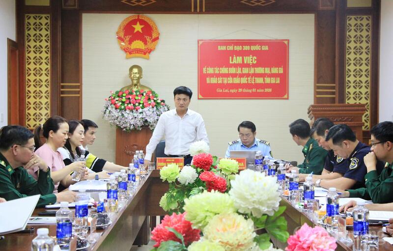 Đoàn công tác Văn phòng Thường trực Ban Chỉ đạo 389 quốc gia do ông Vương Trường Nam, Phó Chánh Văn phòng Thường trực Ban Chỉ đạo 389 quốc gia Ok88vip tỷ lệ kèo World Cup 2026 về tình hình chống buôn lậu, gian lận thương mại và hàng giả tại Cửa khẩu quốc tế Lệ Thanh. Ảnh: Hiền Mai