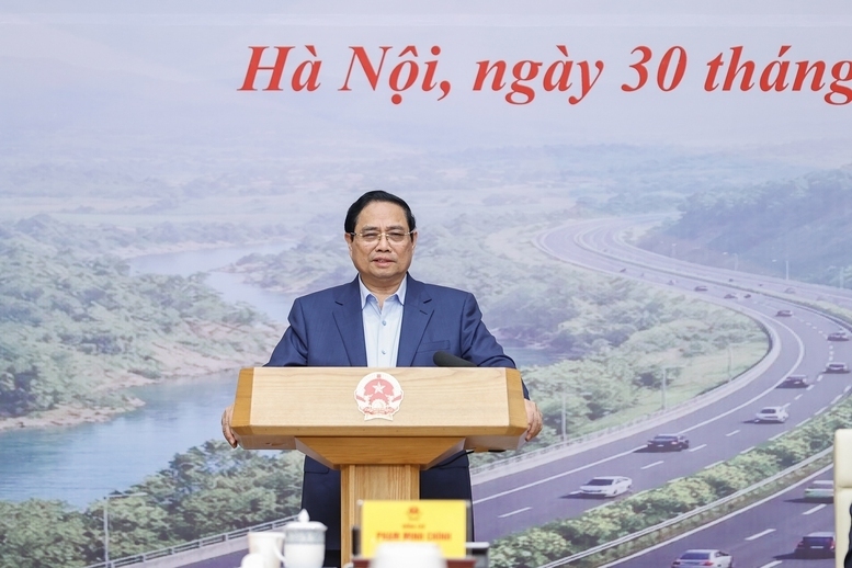 Thủ tướng đề nghị các đại biểu rà soát việc triển khai các dự án, công trình giao các địa phương thực hiện, những vướng mắc cần tháo gỡ. Ảnh: VGP/Nhật Bắc