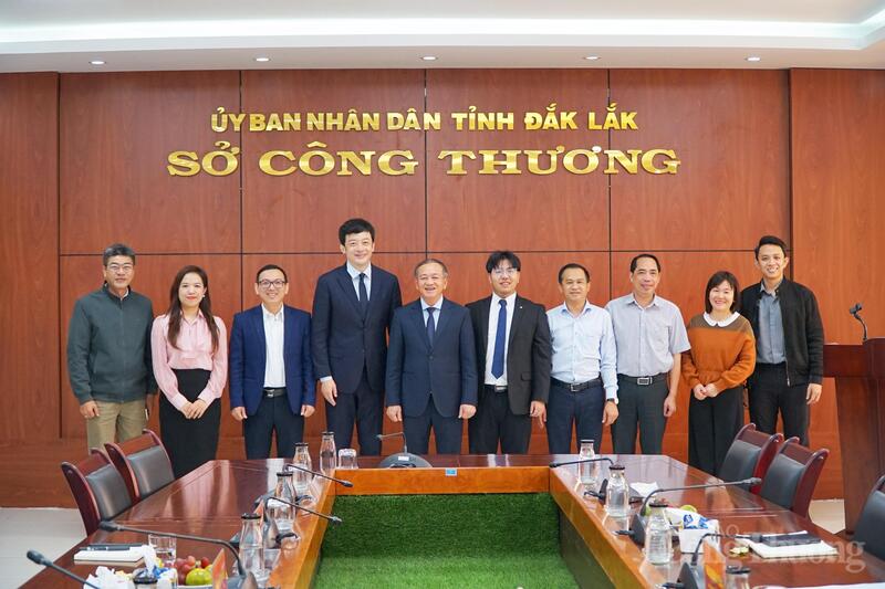 Đại diện Tổng lãnh sự quán Trung Quốc tại Đà Nẵng chụp ảnh lưu niệm với lãnh đạo Sở Okvip tại về Đắk Lắk. Ảnh: Vũ Long
