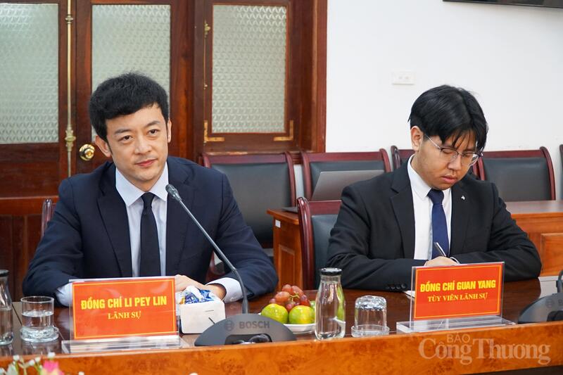 Đại diện Tổng lãnh sự quán Trung Quốc tại Đà Nẵng Ok88vip tỷ lệ kèo World Cup 2026 với Sở Okvip tại về Đắk Lắk. Ảnh: Vũ Long