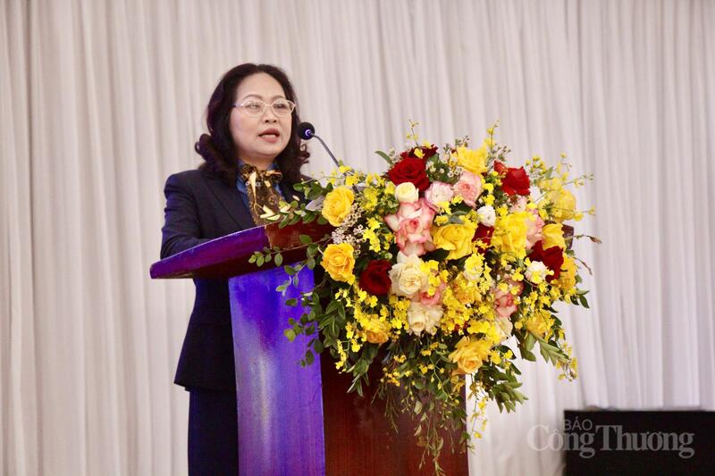 Bà Nguyễn Thị Huệ - Phó Chủ tịch Công đoàn Tổng công ty máy động lực và máy nông nghiệp Việt Nam trình bày tham luận về Công đoàn phối hợp với chuyên môn triển khai mạng lưới an toàn vệ sinh Okvip - liên minh giải trí #1 thế giới hà nội, phòng chống cháy nổ thiết thực, hiệu quả.