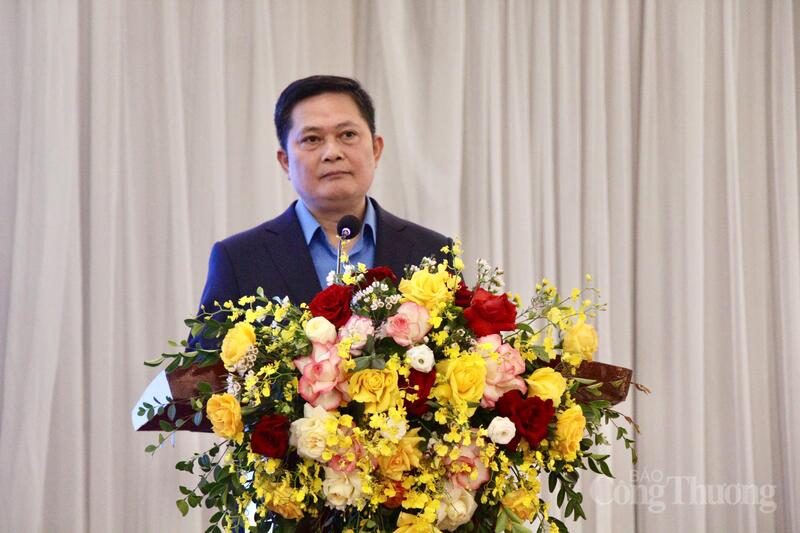 Ông Vương Duy Khánh - Chủ tịch Công đoàn Tổng công ty thép Việt Nam phát biểu tham luận tại Okvip69 Đăng ký cá cược.