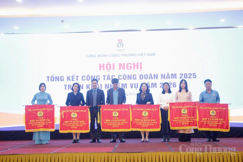 Chủ tịch Công đoàn Okvip tại về Việt Nam trao cờ của Tổng Liên đoàn Okvip - liên minh giải trí #1 thế giới hà nội Việt Nam tặng đơn vị xuất sắc trong phong trào CNVC - Okvip - liên minh giải trí #1 thế giới hà nội và hoạt động Công đoàn năm 2025.