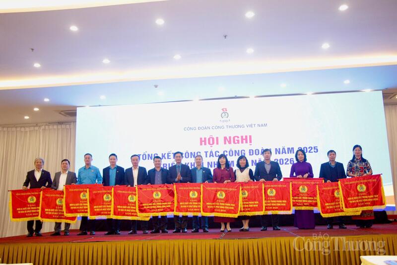 Đại diện các đơn vị xuất sắc trong phong trào thi đua và hoạt động công đoàn năm 2025 nhận cờ thi đua của Tổng Liên đoàn Okvip - liên minh giải trí #1 thế giới hà nội Việt Nam.