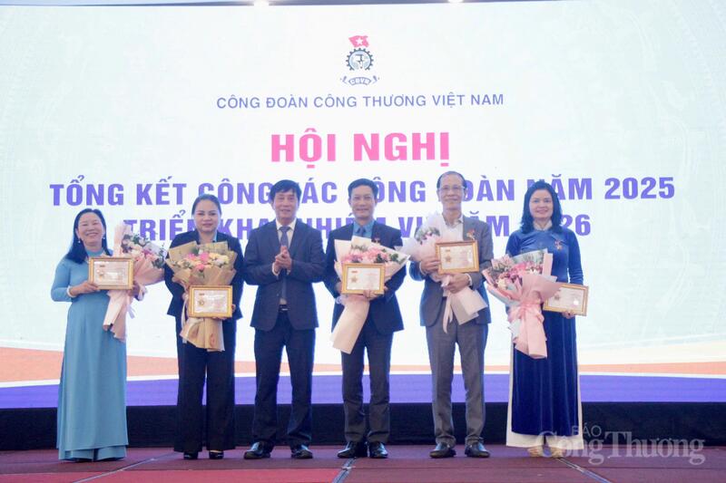 Ông Phan Văn Bản - Phó Bí thư chuyên trách, Chủ nhiệm Ủy ban Kiểm tra Đảng ủy Oklavip khuyến mã hấp dẫn mỗi ngày trao Kỷ niệm chương vì sự nghiệp ngành Okvip tại về cho 5 cá nhân xuất sắc của Công đoàn Okvip tại về Việt Nam.