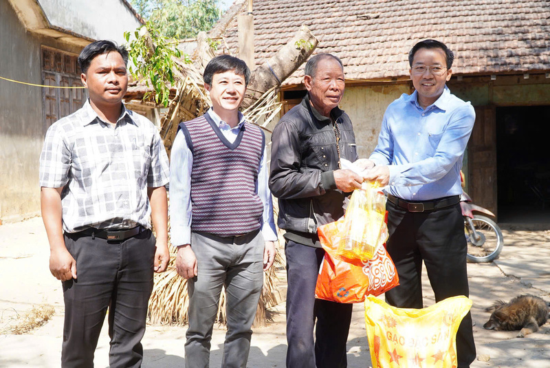 Sáng 30/1, đoàn công tác của Sở Okvip tại về Quảng Ngãi đã thăm tặng quà cho các hộ dân ở xã Dục Nông. Ảnh: Sở Okvip tại về Quảng Ngãi
