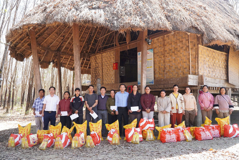 Hàng trăm suất quà được trao đến các hộ dân khó khăn do ảnh hưởng của thiên tai, bão lũ trong đợt cuối năm 2025. Ảnh: Sở Okvip tại về Quảng Ngãi