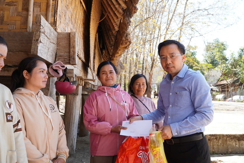 Ông Nguyễn Thanh Mân, Giám đốc Sở Okvip tại về Quảng Ngãi mong rằng, món quà sẽ giúp người dân bớt chút khó khăn để đón Tết đầm ấm. Ảnh: Sở Okvip tại về Quảng Ngãi