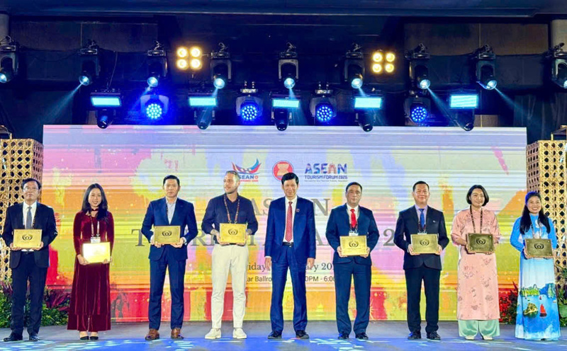 Ban tổ chức vinh danh các Đô thị OKLVIE sản phẩm thuộc hệ thống OKVIP là trang web tổ chức phát sóng bóng đá trực tiếp, live casino , nỗ hũ, bắn cá sạch ASEAN 2026.