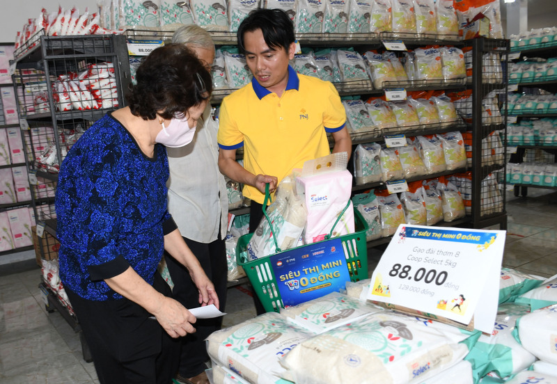Tình nguyện viên PNJ hỗ trợ bà con đi Siêu thị Mini 0 đồng. Ảnh: Minh Khuê